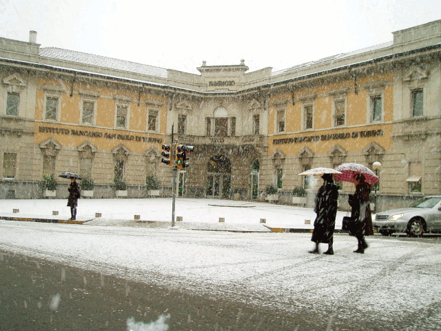 Piazza Dante sotto un'intensa nevicata!