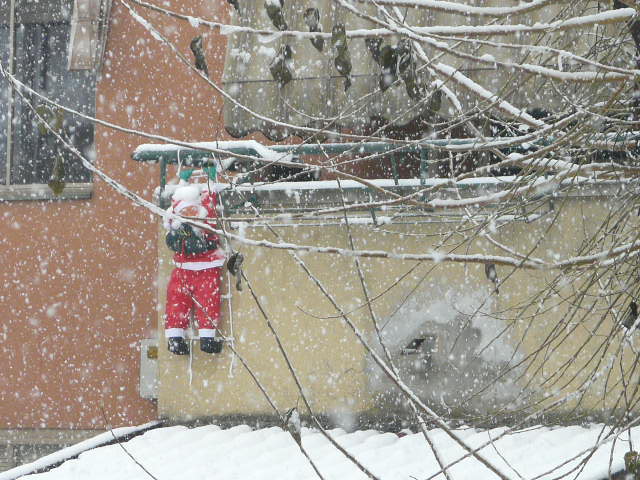 Babbo Natale in difficoltà dalla neve